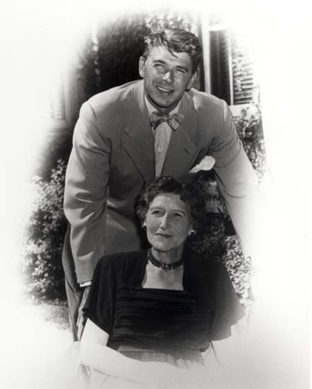 9)ronald-reagan-with mother, Walgreen estate, Dixon Ill 1950