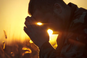 1)soldier-praying1[1]